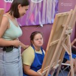 Світлина. Арттерапія у Дніпрі – діти з інвалідністю малюють картини, аби поліпшити психологічний стан. Новини, інвалідність, діти, Дніпро, малювання, арттерапія