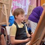 Світлина. Арттерапія у Дніпрі – діти з інвалідністю малюють картини, аби поліпшити психологічний стан. Новини, інвалідність, діти, Дніпро, малювання, арттерапія