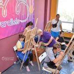 Арттерапія у Дніпрі – діти з інвалідністю малюють картини, аби поліпшити психологічний стан (ФОТО)