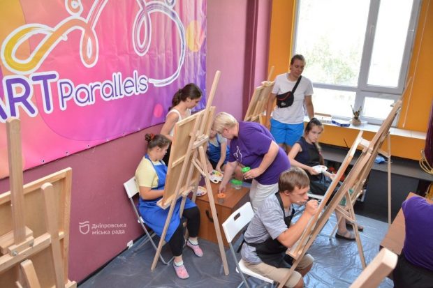 Арттерапія у Дніпрі – діти з інвалідністю малюють картини, аби поліпшити психологічний стан. дніпро, арттерапія, діти, малювання, інвалідність