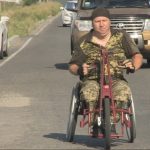 Встановив рекорд у День Незалежності: паралімпієць проїхав марафонську дистанцію деокупованою Херсонщиною (ВІДЕО)