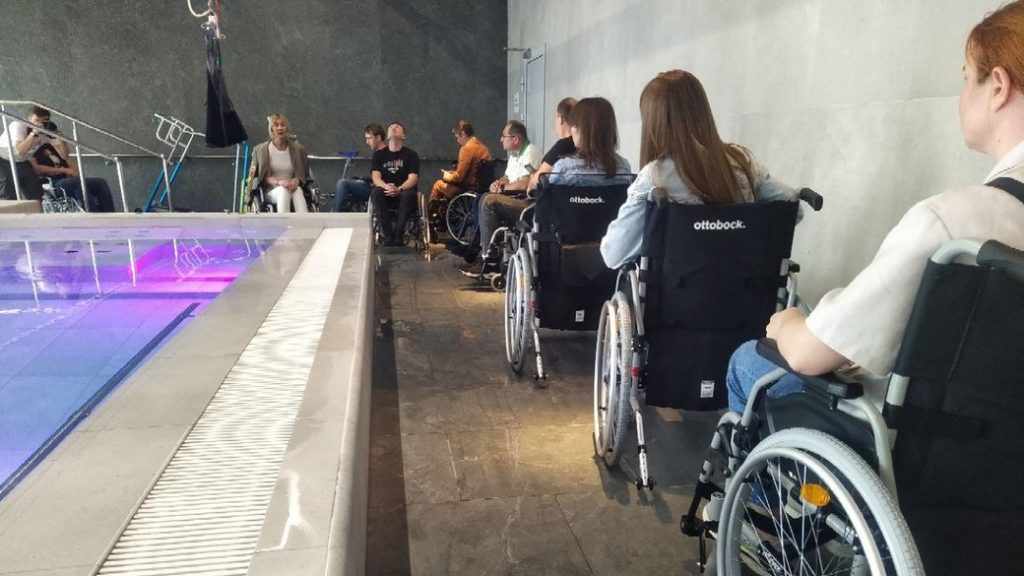 У реабілітаційному центрі Superhumans провели екскурсію на кріслах колісних (ВІДЕО). доступність, екскурсія, крісло колісне, облаштування, реабілітаційний центр superhumans