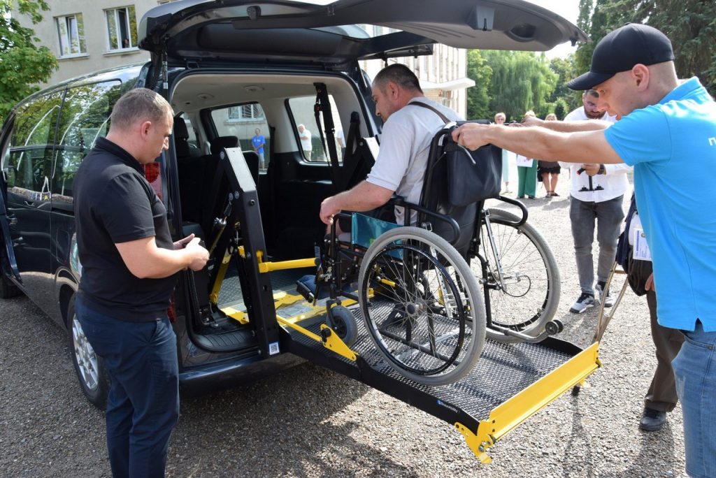 Хотинська громада отримала автомобіль, обладнаний для перевезення маломобільних людей та людей з інвалідністю (ФОТО). бф право на захист, хотинська громада, автомобіль, перевезення, інвалідність