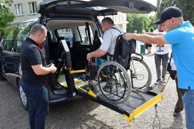 Хотинська громада отримала автомобіль, обладнаний для перевезення маломобільних людей та людей з інвалідністю. бф право на захист, хотинська громада, автомобіль, перевезення, інвалідність