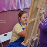 Світлина. Арттерапія у Дніпрі – діти з інвалідністю малюють картини, аби поліпшити психологічний стан. Новини, інвалідність, діти, Дніпро, арттерапія, малювання