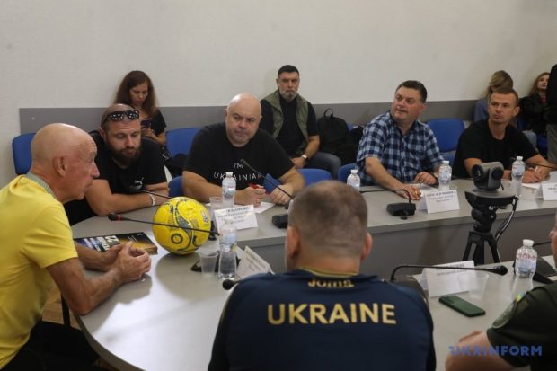 У Києві обговорили важливість реабілітації та соціалізації через спорт воїнів після поранень. воїн-ампутант, круглий стіл, поранення, соціалізація, спорт