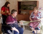 “У нього повністю паралізований правий бік”: на Тернопільщині чоловік плете маскувальні сітки, сидячи на інвалідному візку (ФОТО). михайло куриляк, заняття, маскувальна сітка, фронт, інвалідний візок