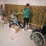 Світлина. “У нього повністю паралізований правий бік”: на Тернопільщині чоловік плете маскувальні сітки, сидячи на інвалідному візку. Інтерв'ю, інвалідний візок, заняття, фронт, маскувальна сітка, Михайло Куриляк