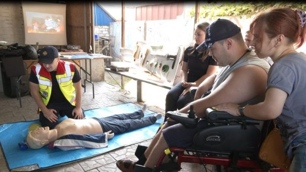“Наразі це актуальні теми”: черкаські рятувальники навчають людей із інвалідністю. черкаси, вибухонебезпечний предмет, домедична допомога, рятувальник, інвалідність