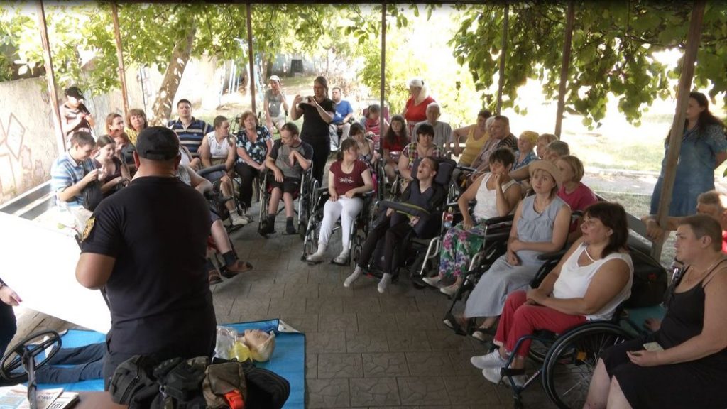 “Наразі це актуальні теми”: черкаські рятувальники навчають людей із інвалідністю (ФОТО). черкаси, вибухонебезпечний предмет, домедична допомога, рятувальник, інвалідність