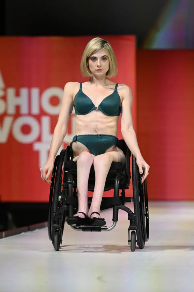 Victoria’s Secret створив першу адаптивну білизну для людей з інвалідністю. victoria’s secret, бренд, бюстгальтер, білизна, інвалідність