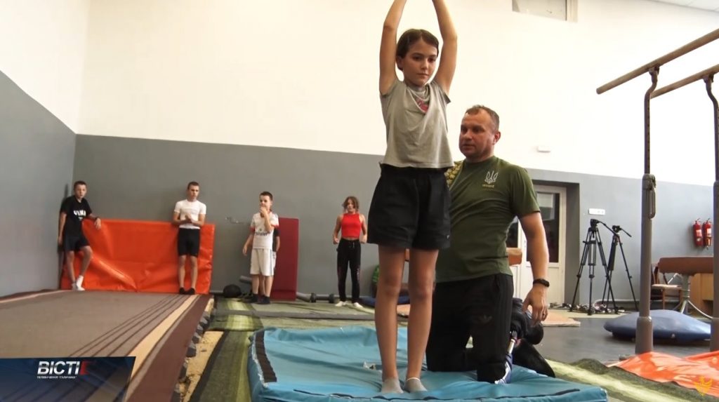 Юрій Фурик після ампутації ноги тренує дітей (ВІДЕО). юрій фурик, гімнастика, поранення, протез, тренер