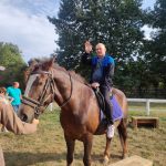 Світлина. На Полтавщині проводять заняття з верхової їзди на конях для реабілітації військових. Реабілітація, військовий, Полтавщина, іпотерапія, кінь, верхова їзда