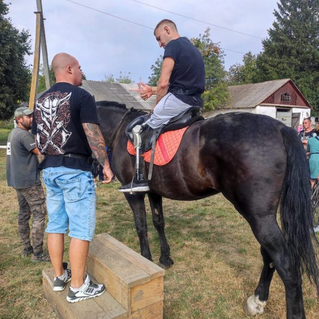 На Полтавщині проводять заняття з верхової їзди на конях для реабілітації військових. полтавщина, верхова їзда, військовий, кінь, іпотерапія