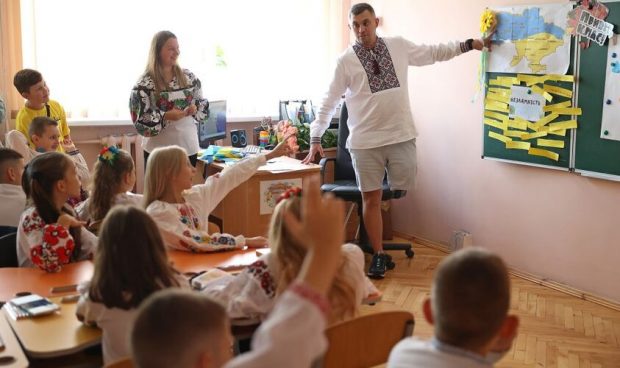 У Львові перший урок у школі провів військовослужбовець, що втратив ногу на війні. львів, війна, військовослужбовець, урок, інвалідність