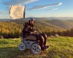 Житель Тернопільщини піднявся на полонину в Карпатах на колісному кріслі (ФОТО, ВІДЕО). іван космина, карпати, колісне крісло, полонина стеришора, інвалідність