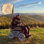 Житель Тернопільщини піднявся на полонину в Карпатах на колісному кріслі (ФОТО, ВІДЕО)