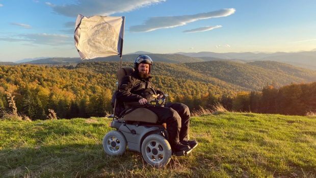 Житель Тернопільщини піднявся на полонину в Карпатах на колісному кріслі. іван космина, карпати, колісне крісло, полонина стеришора, інвалідність