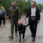 "Собака-поводир — краще тростини". Як незрячі ветерани вчаться довіряти тваринам (ФОТО)