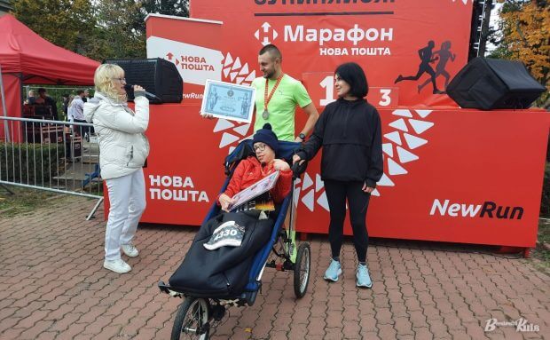 Хлопець з ДЦП подолав марафон у візку і встановив Національний рекорд України. дцп, федір теклюк, допомога, марафон, рекорд