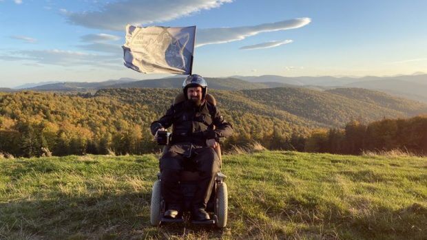 Житель Тернопільщини піднявся на полонину в Карпатах на колісному кріслі. іван космина, карпати, колісне крісло, полонина стеришора, інвалідність