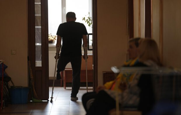 Житель Житомирщини втратив на фронті руку й ногу, але не впав у депресію і складає плани на майбутнє. андрій корнійчук, війна, поранення, протез, протезування