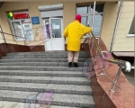 У Житомирі люди з інвалідністю проходять МСЕК у приміщенні, де немає ліфтів. житомир, мсек, лифт, приміщення, інвалідність
