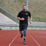 "Зможу бігти навіть краще, ніж бігав раніше": доброволець "Ліон" отримав спортивний протез у центрі "Незламні" (ВІДЕО)