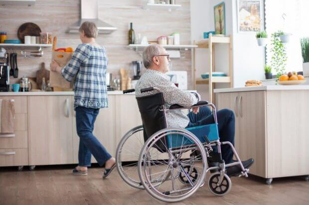 На яку пенсію вигідніше перейти пенсіонеру з інвалідністю: рекомендації юриста. пенсійний фонд, пенсіонер, пенсія, прожитковий мінімум, інвалідність