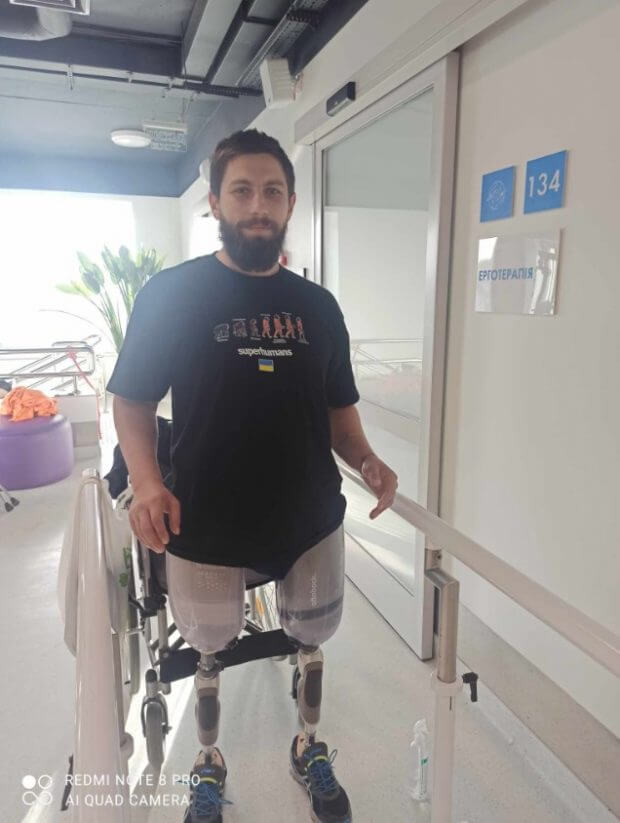 Аккерманець, який втратив обидві ноги на фронті, заново вчиться ходити. superhumans center, іван слободенюк, волонтер, поранений, протез