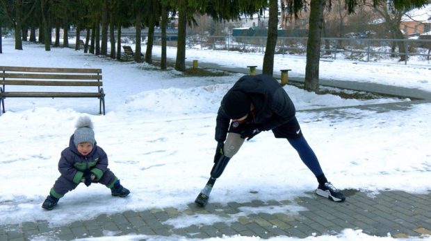 Волонтерить і мотивує важкопоранених оборонців: ветеран з Вінниччини пробіг 147 км на протезі. роман кашпур, ветеран, захисник, марафон, протез