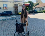 У Мукачеві таксист відмовився везти дівчину з інвалідністю. мукачево, дівчина, ролатор, таксист, інвалідність