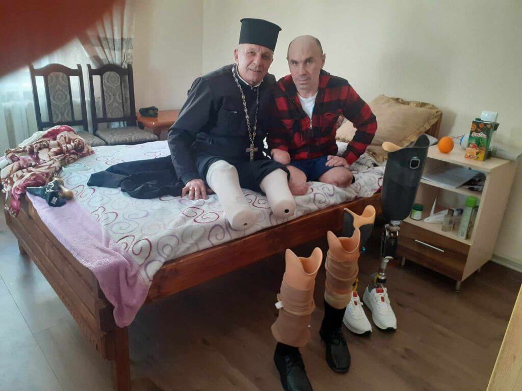 Український священик, який 22 роки носить протези, зворушливо підтримав військового (ФОТО). іван теремко, володимир бойчук, військовий, протез, священик