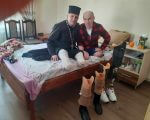 Український священик, який 22 роки носить протези, зворушливо підтримав військового (ФОТО). іван теремко, володимир бойчук, військовий, протез, священик
