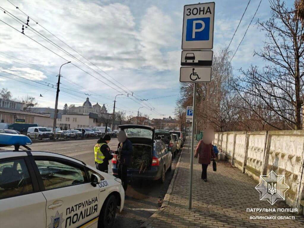 У Луцьку оштрафували водіїв, які припаркувалися на місцях для людей з інвалідністю. луцьк, водій, стоянка, штраф, інвалідність