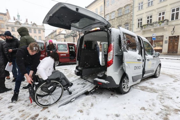 У Львові людям на кріслах колісних компенсують вартість проїзду спеціальним таксі. львів, вартість проїзду, компенсація, інвалідність, інклюзивне таксі