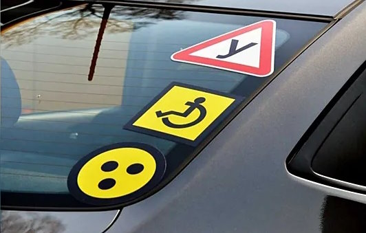 Жовте коло з трьома крапками: що означає цей знак на авто. автомобіль, вади слуху, водій, глухонімий, знак