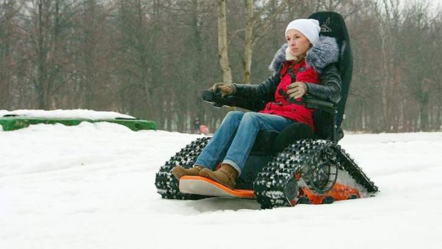 Для людей з інвалідністю випускають зимовий варіант електровізків – на гусеницях. всюдихід, крісло-транспортер tank chair, пересування, інвалідний візок, інвалідність