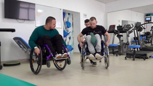 Активне життя на кріслі колісному: в Тернополі з бійцями працюють інструктори, які теж мають інвалідність. тернопіль, крісло колісне, поранення, інвалідність, інструктор першого контакту