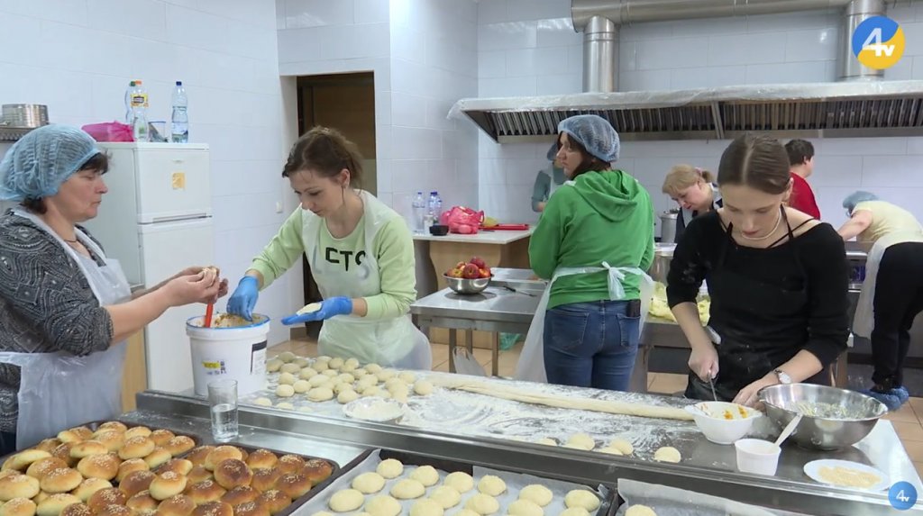 Сім’ї, що виховують дітей з інвалідністю, готують їжу для військовослужбовців (ВІДЕО). тернопіль, волонтер, військовослужбовець, інвалідність, їжа