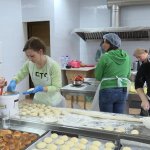 Сім’ї, що виховують дітей з інвалідністю, готують їжу для військовослужбовців (ВІДЕО)