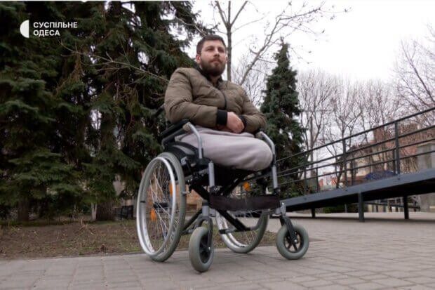 “Мам, я буду ходити, тільки не плач”: історія ветерана ЗСУ з Одещини, який втратив ноги під час мінометного обстрілу. ветеран зсу, крісло колісне, поранення, протез, центр superhumans