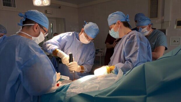 Складна операція: імплантат для кріплення протеза вживили в кістку пацієнту лікарі з Вінниці. вінниця, операція, остеоінтеграційне протезування, пацієнт, протез