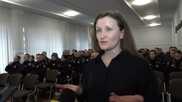 “Щоб не відчувати бар’єрів у спілкуванні” — майбутні поліцейські у Житомирі вивчають жестову мову. житомир, жестова мова, поліцейський, порушення слуху, спілкування