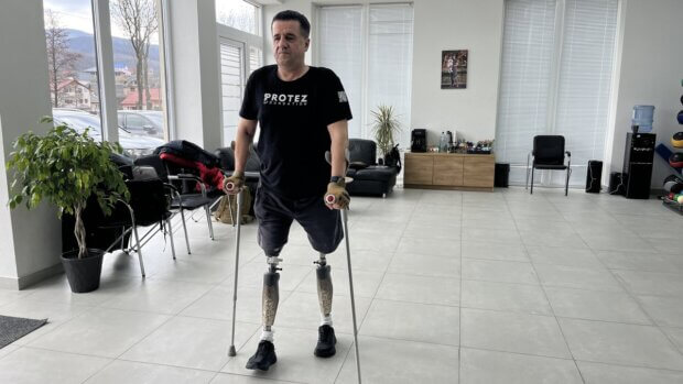 “Не здаюся завдяки дружині та людям, які допомагають”: військовий з Тернопільщини, який на війні втратив ноги. олег дубовий, свалява, війна, військовий, протез
