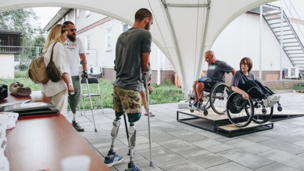 “Такий самий чоловік на кріслі колісному”. Шахтар з Донеччини з травмою спинного мозку вчиться допомагати іншим. іван батрак, група активної реабілітації, крісло колісне, інвалідність, інструктор