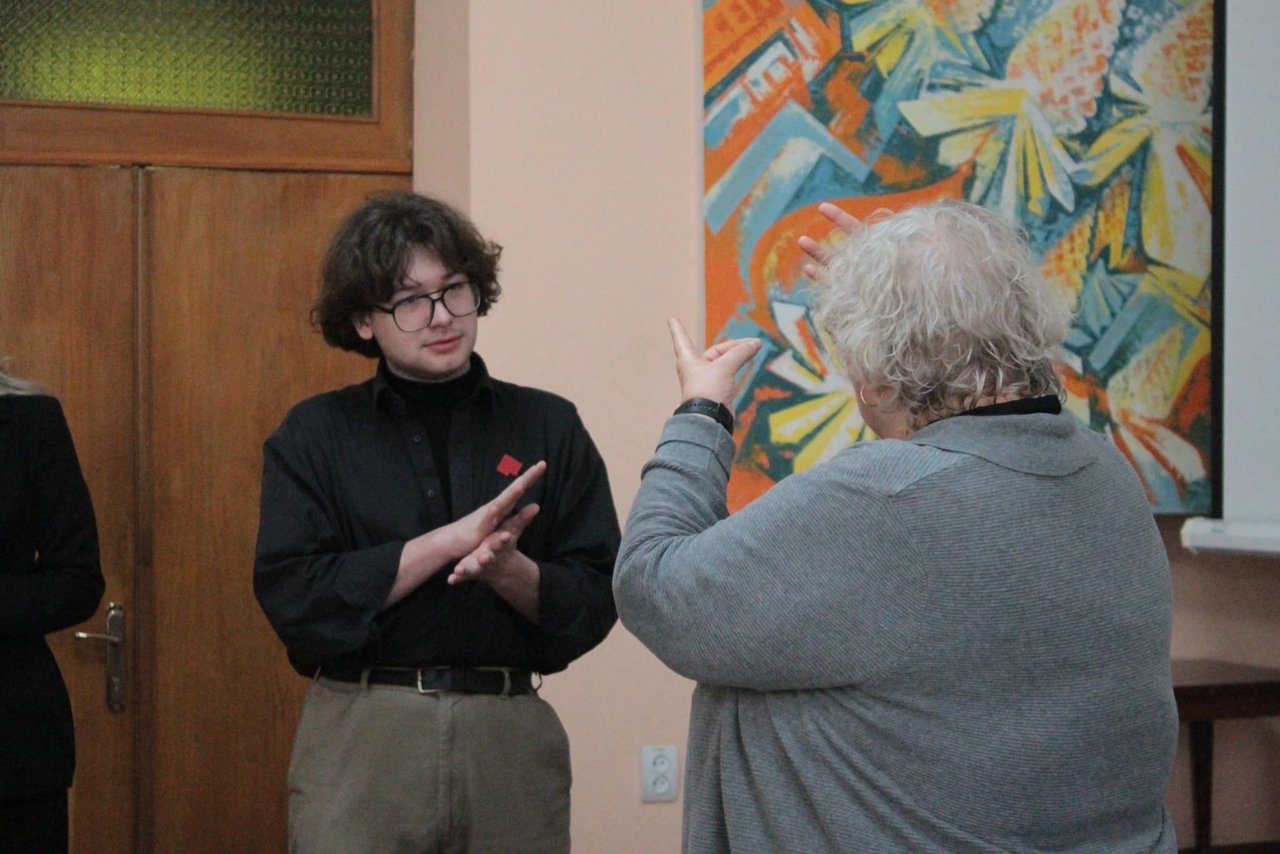 Спілкування без бар’єрів: працівники музеїв та бібліотек пройшли курс вивчення жестової мови (ФОТО). київ, жестова мова, проєкт, спілкування, інвалідність