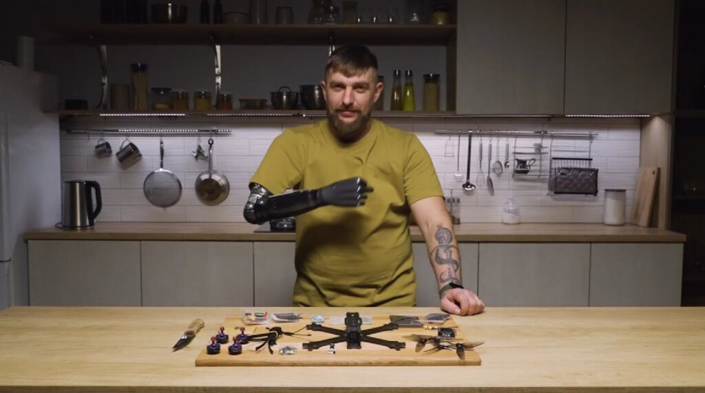 Військовий з протезованою рукою з нуля збирає FPV-дрони на власній кухні (ВІДЕО). fpv-дрон, військовий, поранення, протез, хобі