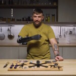 Військовий з протезованою рукою з нуля збирає FPV-дрони на власній кухні (ВІДЕО)