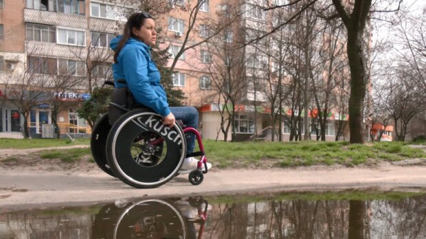 “Можна випасти з крісла”: паралімпійська чемпіонка протестувала вулиці Черкас на безбарʼєрність. черкаси, яна лебєдєва, крісло колісне, пандус, інвалідність